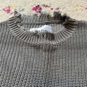 Chelsea DeBoer by Lily & Lottie
Grey distressed sweater